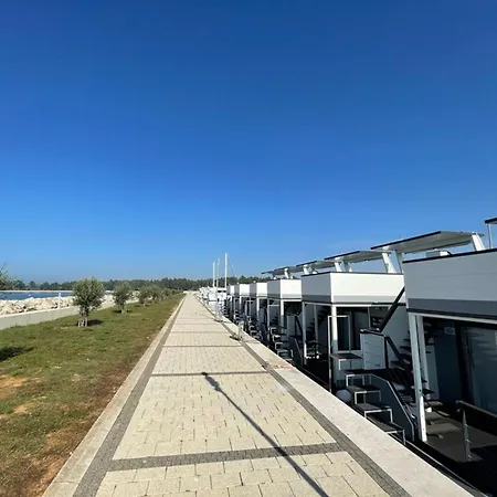 Relax In A Houseboat With A Rooftop Novigrad Istria