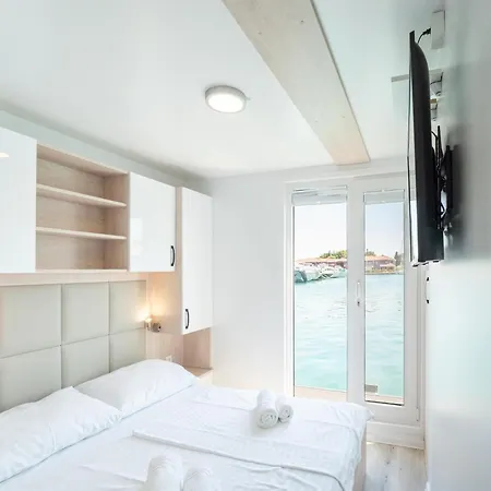 Relax In A Houseboat With A Rooftop Botel 3*