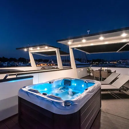 Botel Relax In A Houseboat With A Rooftop Novigrad (Istria)