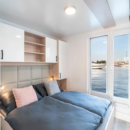 Relax In A Houseboat With A Rooftop Botel 3*