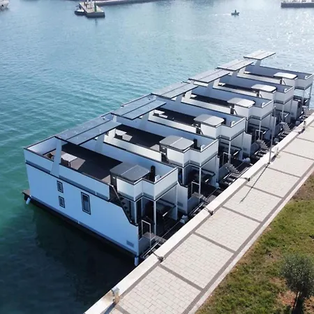 Relax In A Houseboat With A Rooftop