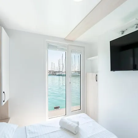 Relax In A Houseboat With A Rooftop Botel 3*
