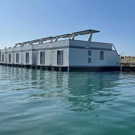 Relax In A Houseboat With A Rooftop Botel