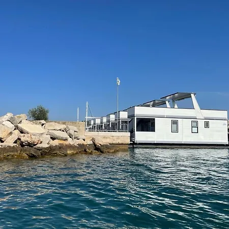 Botel Relax In A Houseboat With A Rooftop