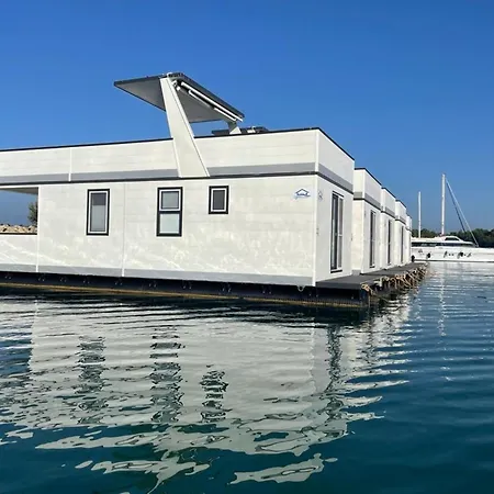 Relax In A Houseboat With A Rooftop Botel