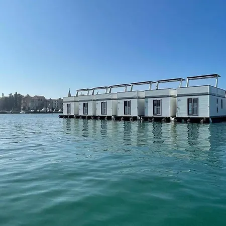 Relax In A Houseboat With A Rooftop Botel