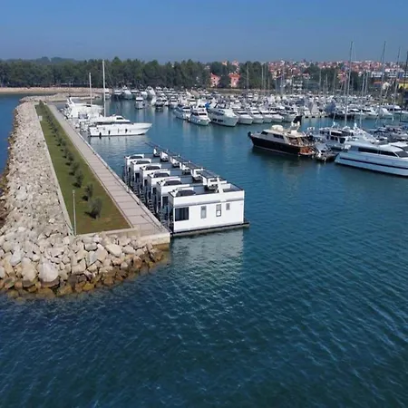 Relax In A Houseboat With A Rooftop Botel